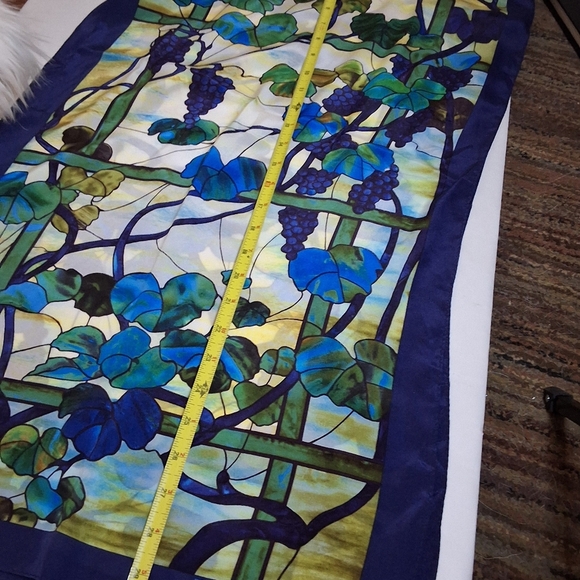 Louis Comfort Tiffany Stained Glass Metropolitan Museum Silk Scarf NWT - Picture 14 of 14